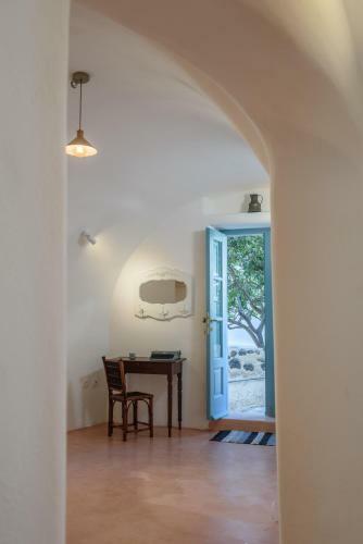 Santorinio Yellow House