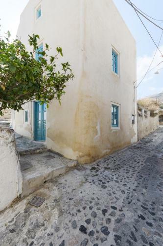 Santorinio Yellow House