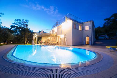 Paradise With Sea View Apartment