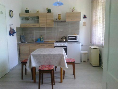 Jolanda Vend�gh�z