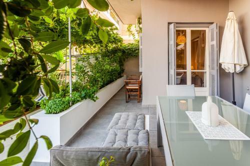 Kalamata A Home - Urban Garden Retreat