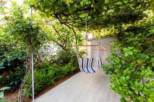 Kalamata A Home - Urban Garden Retreat
