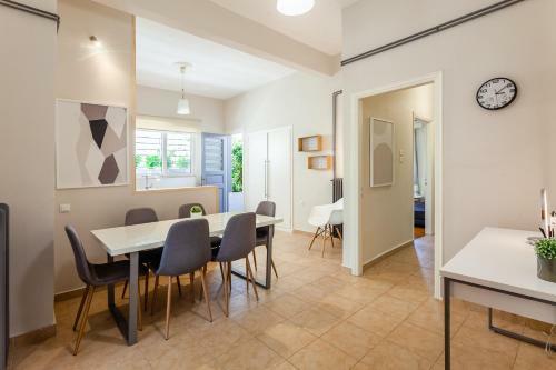 Kalamata A Home - Urban Garden Retreat