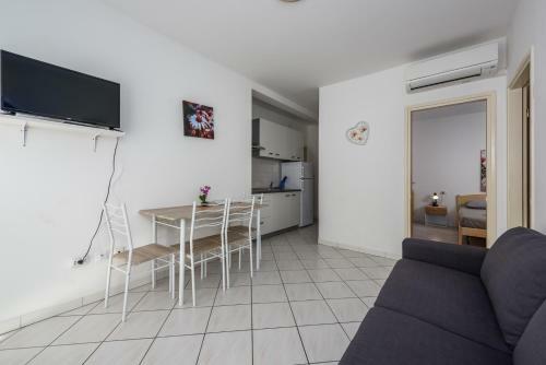 Hostal Lucrezia House With Apartments