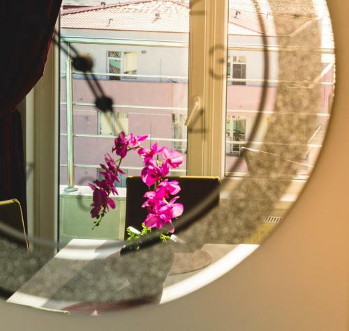 Orchid Lake View Apartment Summerland