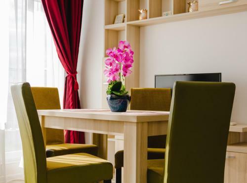 Orchid Lake View Apartment Summerland