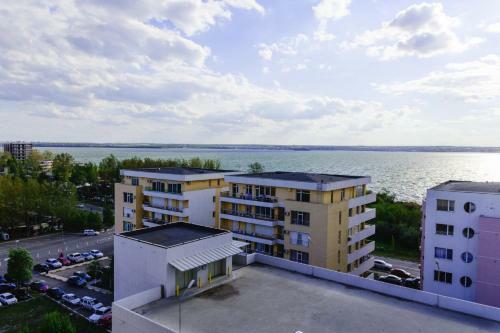 Orchid Lake View Apartment Summerland