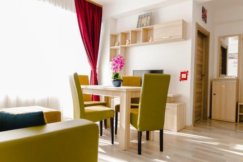 Orchid Lake View Apartment Summerland