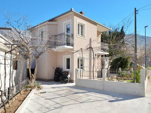 Zrnovnica Holiday Home