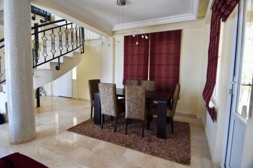 Goldcity Villa With Pool