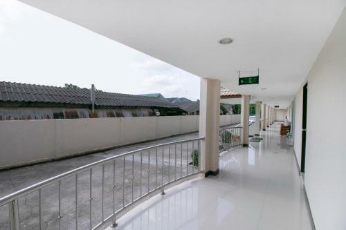 Oyo 75390 Sunee Place Hotel