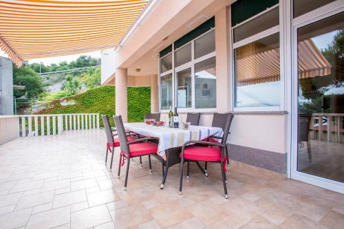 Larus-m Apartments