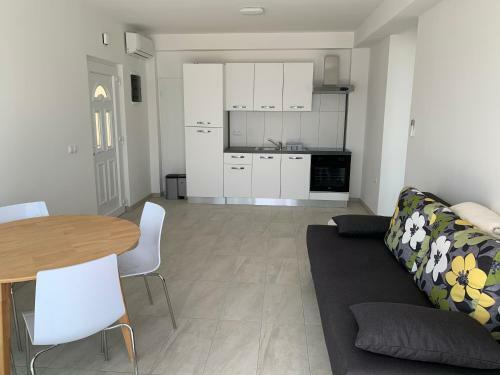 Hostal Elona Apartments
