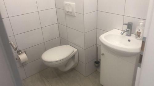 Hostal Elona Apartments