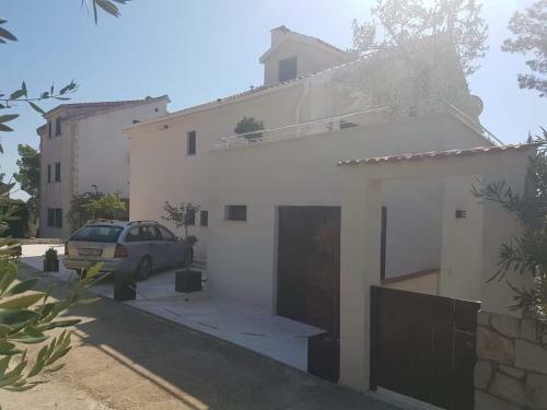 New Apartment With Private Path To Sea