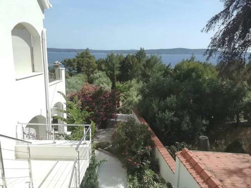 New Apartment With Private Path To Sea