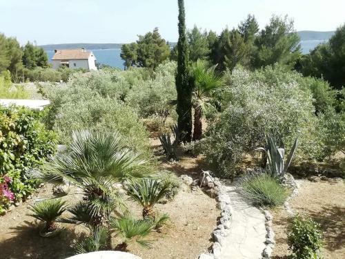 New Apartment With Private Path To Sea