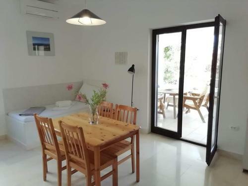 New Apartment With Private Path To Sea