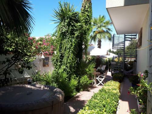 Apartamento Domus Claudio Garden - Monolocale Con Giardino E Vasca Idromassaggio
