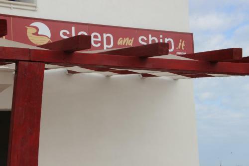Bed & Breakfast Sleep And Ship