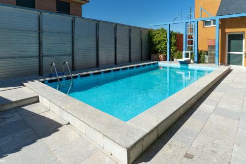 Villa Housingle�n - Chalet Con Piscina Privada