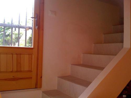 Une Maison Accroch�e Au Rocher.