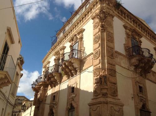 Une Maison Accroch�e Au Rocher.