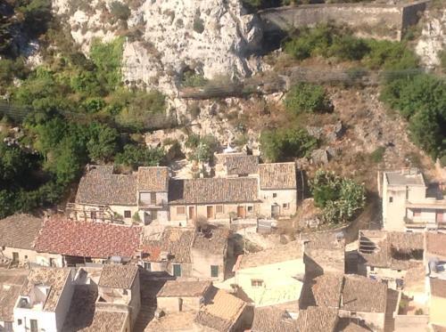 Une Maison Accroch�e Au Rocher.