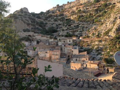 Une Maison Accroch�e Au Rocher.