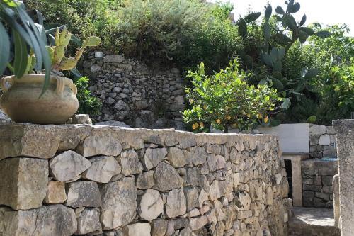 Une Maison Accroch�e Au Rocher.