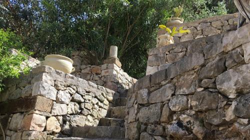 Une Maison Accroch�e Au Rocher.