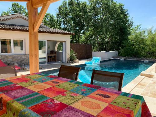 Villa De 100m2 Avec Grande Piscine Priv�e