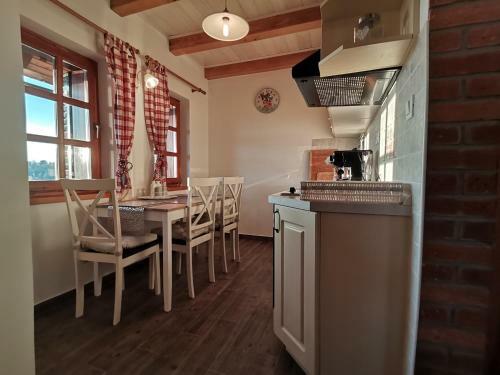 Mara's Vineyard House