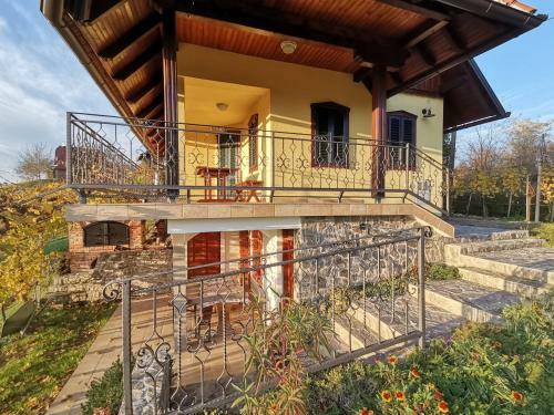 Mara's Vineyard House