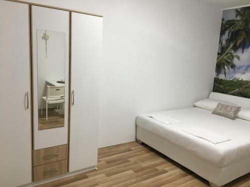 Hostal Apartment & Rooms Laura