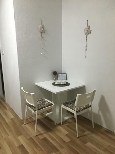 Hostal Apartment & Rooms Laura