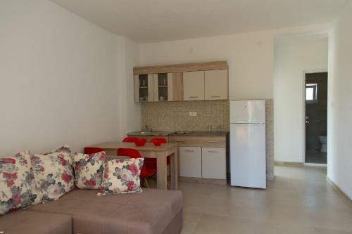 Del Mar Apartments