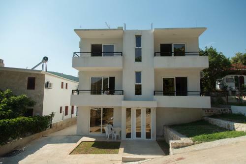 Del Mar Apartments