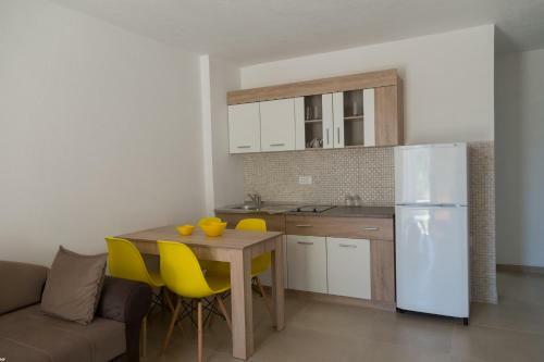 Del Mar Apartments