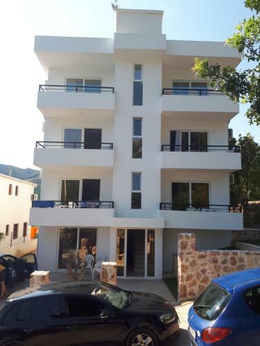 Del Mar Apartments