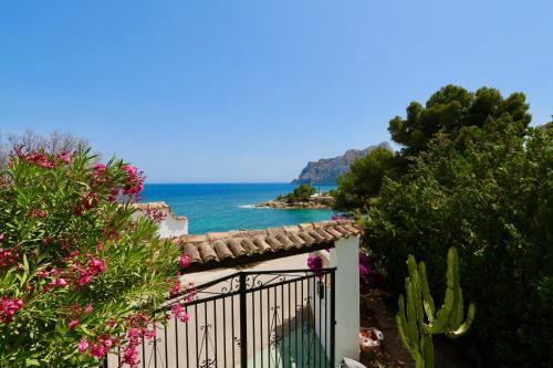 Beach-front House Calalga