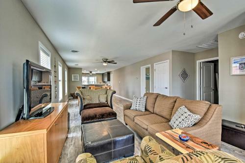 Beach House With Pool, Walk To Beaches And Bites!