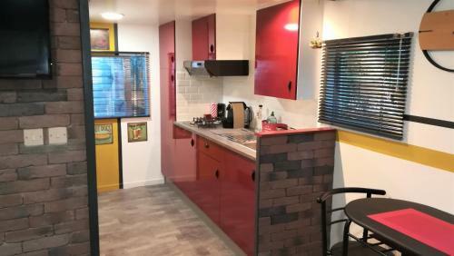 Mobil Home � L'ombre Du Train Jaune