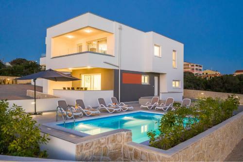 Zara Luxury Apartment With Pool
