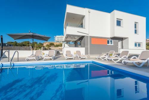 Zara Luxury Apartment With Pool