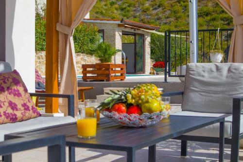 Hill Apartment With Private Pool