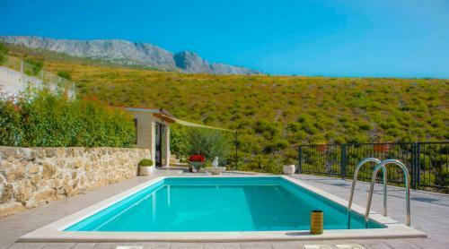 Hill Apartment With Private Pool