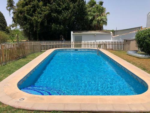 Chalet Con Piscina, Amplio Jardin Y Aire Acondicionado
