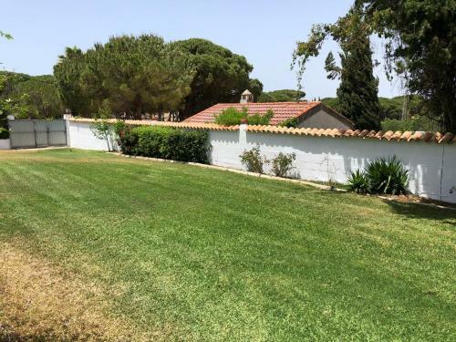 Chalet Con Piscina, Amplio Jardin Y Aire Acondicionado