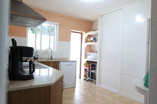 Chalet Con Piscina, Amplio Jardin Y Aire Acondicionado